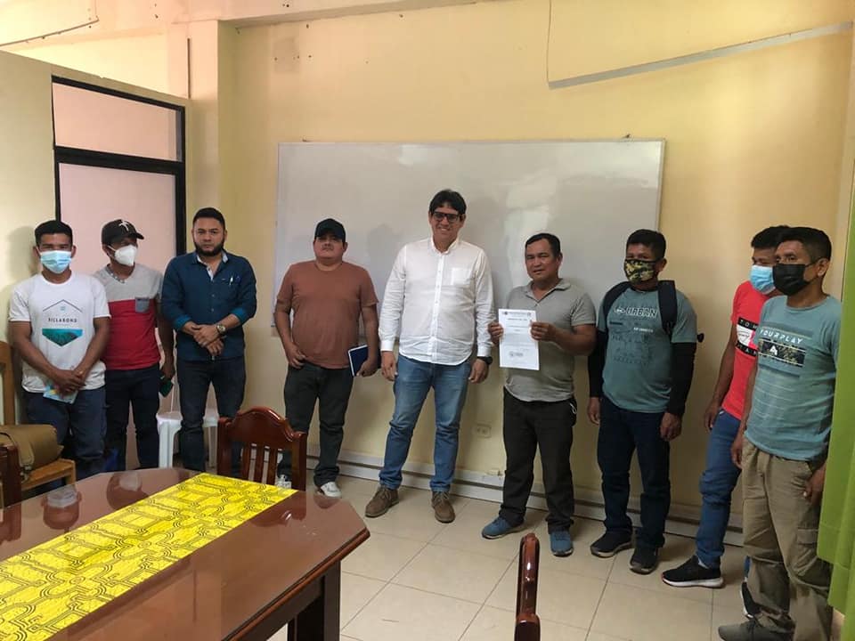 Crítica al Gobernador por entregar título a falso jefe