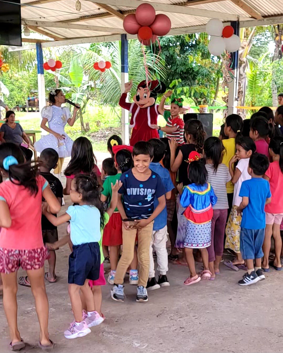 Foto adicional — Con alegria nuestros niños celebraron la navidad en la…