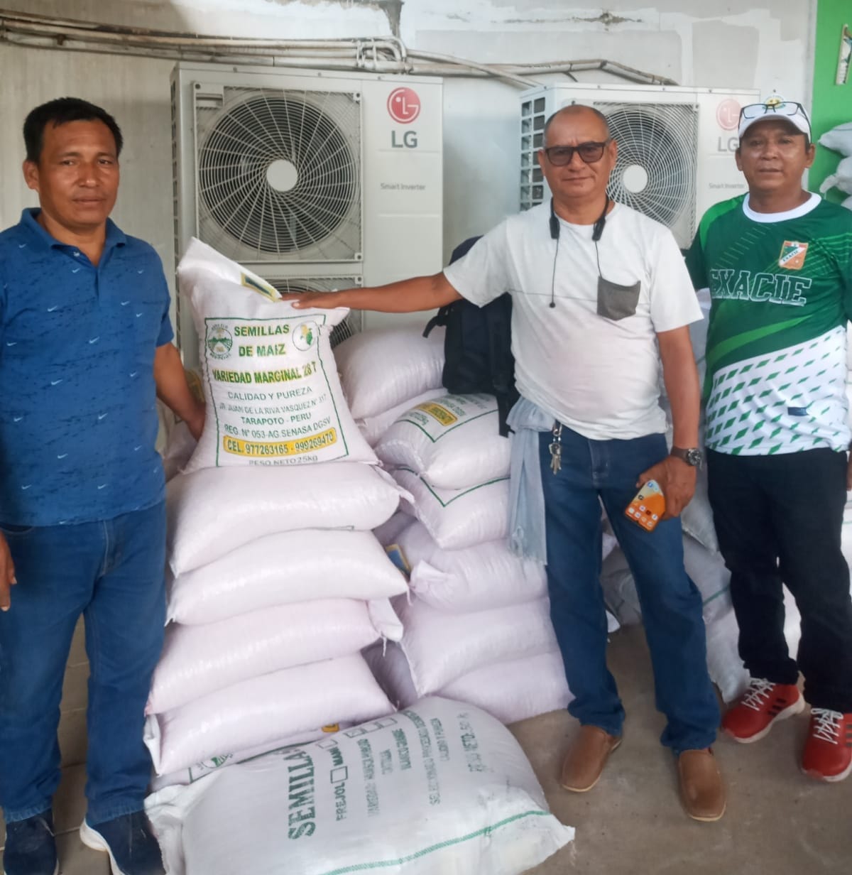 Entrega de semillas de maíz mejorado por la DRAU